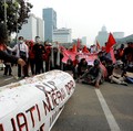 Alert! Siang Ini Massa Buruh Demo DPR Tolak UU Cipta Kerja