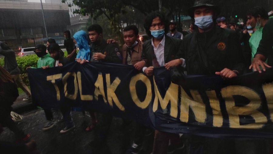 Demo Tolak Omnibus Law (CNBC Indonesia/Andrean Kristianto)