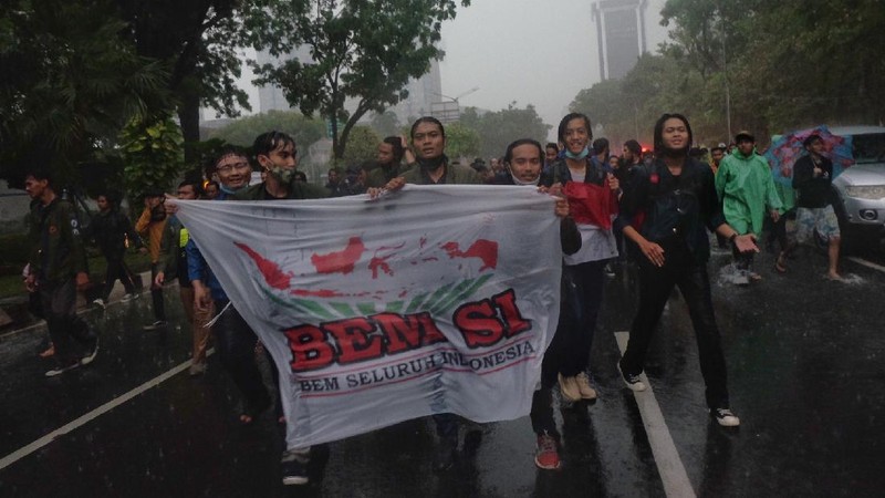 Demo Bem SI tolak Omnibus Law (CNBC Indonesia/Tri Susilo)