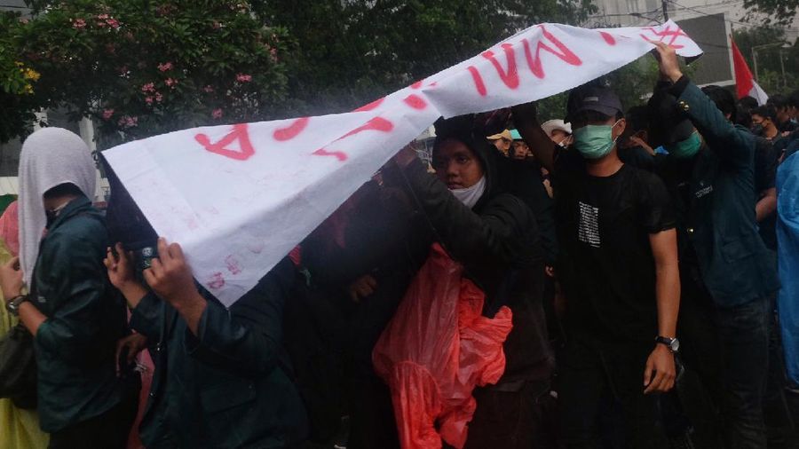 Demo Bem SI tolak Omnibus Law (CNBC Indonesia/Tri Susilo)
