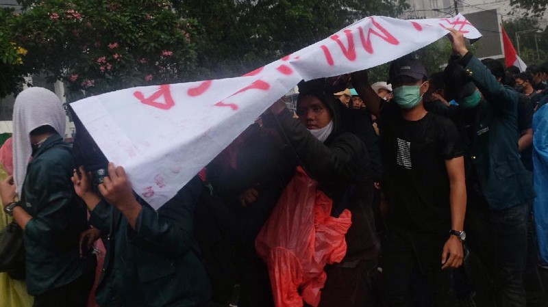 Demo Bem SI tolak Omnibus Law (CNBC Indonesia/Tri Susilo)