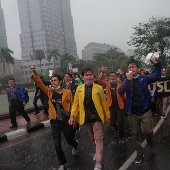 Potret Mahasiswa Demo Tolak Keras Omnibus Law di Patung Kuda