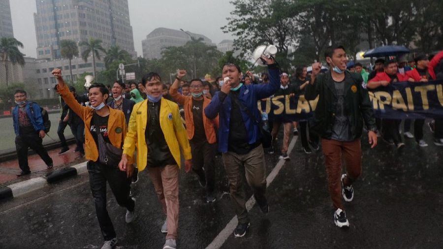 Demo Bem SI tolak Omnibus Law (CNBC Indonesia/Tri Susilo)