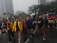 Potret Mahasiswa Demo Tolak Keras Omnibus Law di Patung Kuda