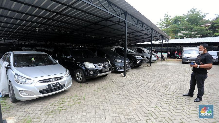 Gudang Kendaraan, Mobil-mobil di Pegadaian di Masa Pandemi. (CNBC Indonesia/Andrean Kristianto)
