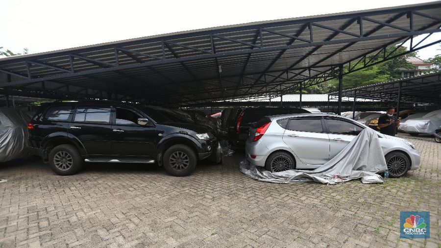 Gudang Kendaraan, Mobil-mobil di Pegadaian di Masa Pandemi. (CNBC Indonesia/Andrean Kristianto)