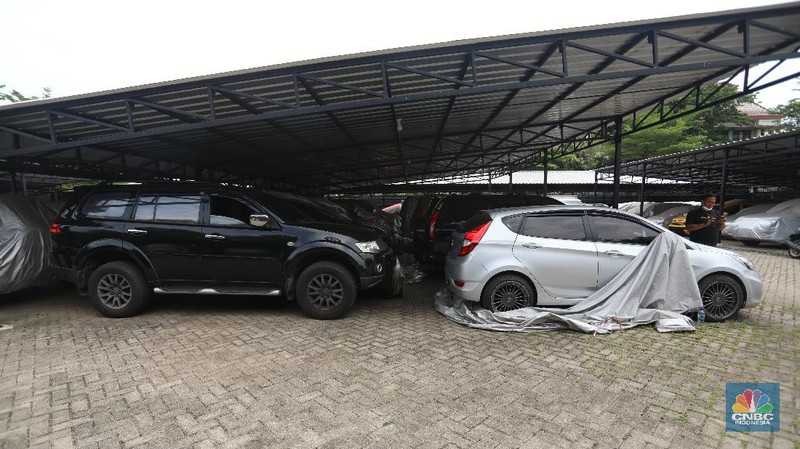 Gudang Kendaraan, Mobil-mobil di Pegadaian di Masa Pandemi. (CNBC Indonesia/Andrean Kristianto)