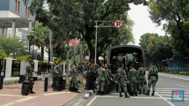 Keamanan Demo Buruh Tolak Omnibus Law (CNBC Indonesia/Tri Susilo)