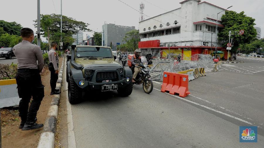Keamanan Demo Buruh Tolak Omnibus Law (CNBC Indonesia/Tri Susilo)