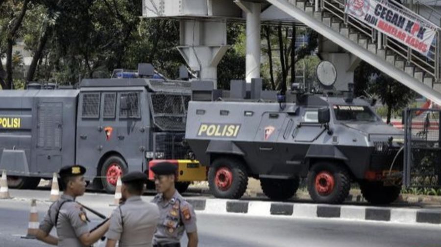 Kendaraan pengendali massa berlapis baja milik Brimob, Barakuda disiagakan untuk mengantisipasi demo mahasiswa. (CNN Indonesia/Adhi Wicaksono)