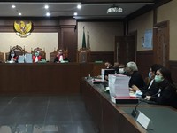 Intip Tebalnya Berkas Tuntutan Jaksa ke Bentjok-Heru Hidayat