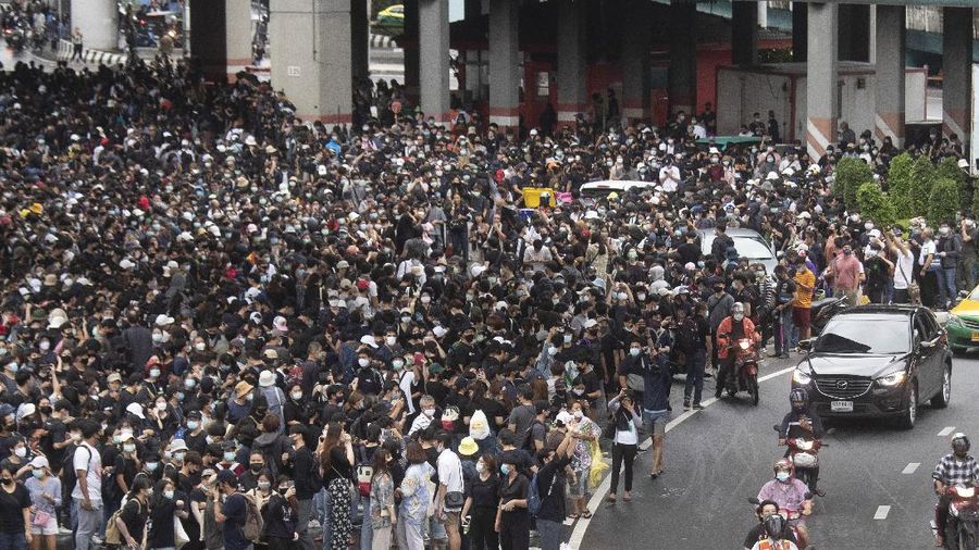 Pro-democracy protesters raise three-finger salutes, a symbol of resistance, during a protest at sky train platform in Bangkok, Thailand, Saturday, Oct. 17, 2020. The authorities in Bangkok shut down mass transit systems and set up roadblocks Saturday as Thailand’s capital braced for a fourth straight day of determined anti-government protests. (AP Photo/Sakchai Lalit)