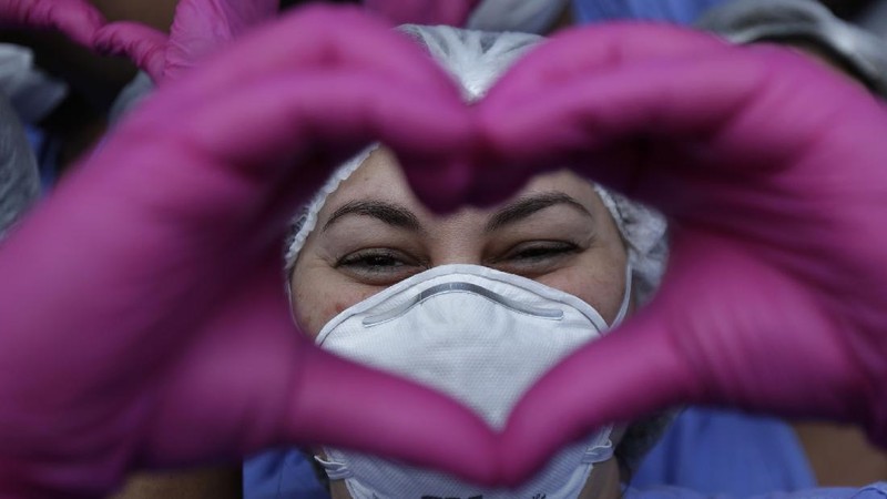 Medical workers celebrate as the last three patients are released from a field hospital at the National Stadium Mane Garrincha, after recuperating from COVID-19, in Brasilia, Brazil, Thursday, Oct. 15, 2020. (AP Photo/Eraldo Peres)
