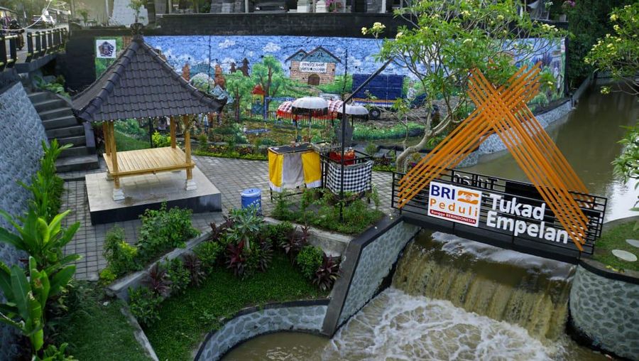 Bersih-bersih Sungai Tukad Empelan. (Dok BRI)