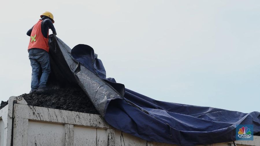 Aktivitas bongkar muat batubara di Terminal  Tanjung Priok TO 1, Jakarta Utara, Senin (19/10/2020). Dalam satu kali bongkar muat ada 7300 ton  yang di angkut dari kapal tongkang yang berasal dari Sungai Puting, Banjarmasin, Kalimantan. (CNBC Indonesia/Tri Susilo)  

Aktivitas dalam negeri di Pelabuhan Tanjung Priok terus berjalan meskipun pemerintan telah mengeluarkan aturan Pembatasan Sosial Bersekala Besar (PSBB) transisi secara ketat di DKI Jakarta untuk mempercepat penanganan wabah virus Covid-19. 

Pantauan CNBC Indonesia ada sekitar 55 truk yang hilir mudik mengangkut batubara ini dari kapal tongkang. 

Batubara yang diangkut truk akan dikirim ke berbagai daerah terutama ke Gunung Putri, Bogor. 

Ada 20 pekerja yang melakukan bongkar muat dan pengerjaannya selama 35 jam untuk memindahkan batubara ke truk. (CNBC Indonesia/ Tri Susilo)