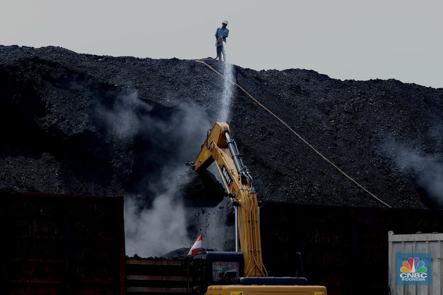 Bongkar Muat Batu bara di Terminal  Tanjung Priok TO 1, Jakarta Utara.