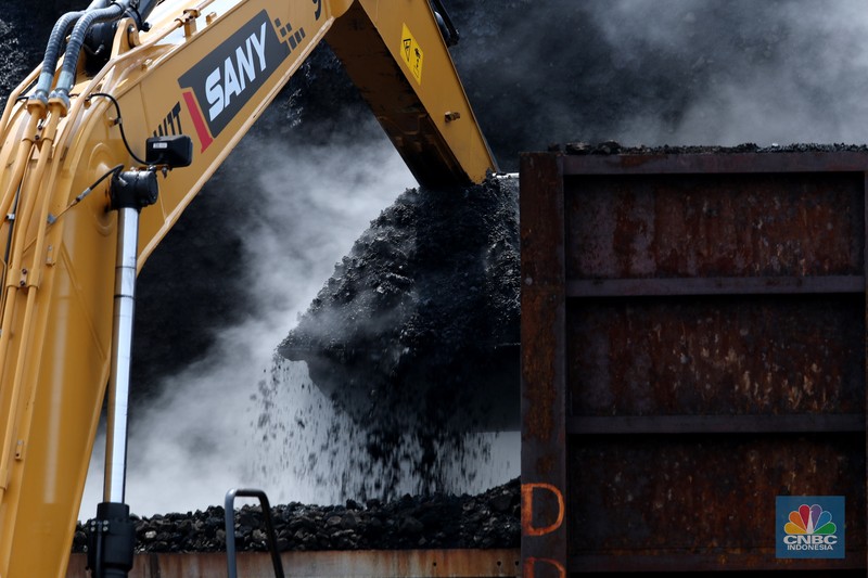 Pekerja melakukan bongkar muat batubara di Terminal Tanjung Priok, Jakarta, Kamis (6/1/2022). Pemerintah memutuskan untuk menyetop ekspor batu bara pada 1–31 Januari 2022 guna menjamin terpenuhinya pasokan komoditas tersebut untuk pembangkit listrik tenaga uap (PLTU) milik PLN dan independent power producer (IPP) dalam negeri. Kurangnya pasokan batubara dalam negeri ini akan berdampak kepada lebih dari 10 juta pelanggan PLN, mulai dari masyarakat umum hingga industri, di wilayah Jawa, Madura, Bali (Jamali) dan non-Jamali. (CNBC Indonesia/ Tri Susilo)
