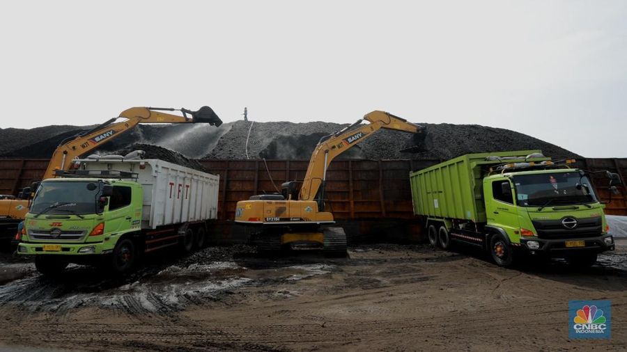 Aktivitas bongkar muat batubara di Terminal  Tanjung Priok TO 1, Jakarta Utara, Senin (19/10/2020). Dalam satu kali bongkar muat ada 7300 ton  yang di angkut dari kapal tongkang yang berasal dari Sungai Puting, Banjarmasin, Kalimantan. (CNBC Indonesia/Tri Susilo)  

Aktivitas dalam negeri di Pelabuhan Tanjung Priok terus berjalan meskipun pemerintan telah mengeluarkan aturan Pembatasan Sosial Bersekala Besar (PSBB) transisi secara ketat di DKI Jakarta untuk mempercepat penanganan wabah virus Covid-19. 

Pantauan CNBC Indonesia ada sekitar 55 truk yang hilir mudik mengangkut batubara ini dari kapal tongkang. 

Batubara yang diangkut truk akan dikirim ke berbagai daerah terutama ke Gunung Putri, Bogor. 

Ada 20 pekerja yang melakukan bongkar muat dan pengerjaannya selama 35 jam untuk memindahkan batubara ke truk. (CNBC Indonesia/ Tri Susilo)
