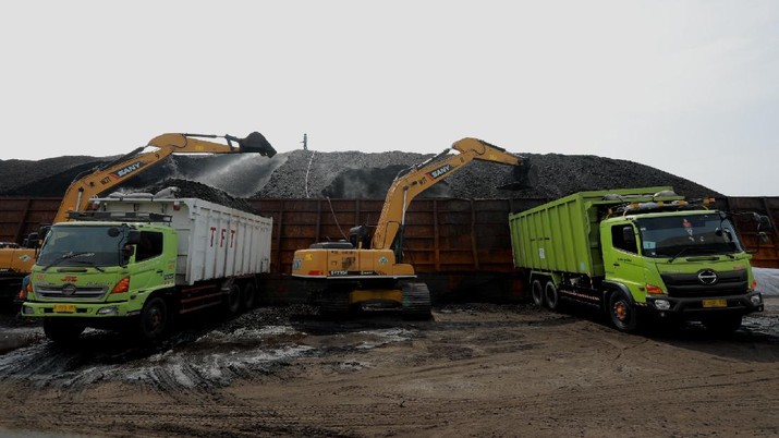 Aktivitas bongkar muat batubara di Terminal  Tanjung Priok TO 1, Jakarta Utara, Senin (19/10/2020). Dalam satu kali bongkar muat ada 7300 ton  yang di angkut dari kapal tongkang yang berasal dari Sungai Puting, Banjarmasin, Kalimantan. (CNBC Indonesia/Tri Susilo)  

Aktivitas dalam negeri di Pelabuhan Tanjung Priok terus berjalan meskipun pemerintan telah mengeluarkan aturan Pembatasan Sosial Bersekala Besar (PSBB) transisi secara ketat di DKI Jakarta untuk mempercepat penanganan wabah virus Covid-19. 

Pantauan CNBC Indonesia ada sekitar 55 truk yang hilir mudik mengangkut batubara ini dari kapal tongkang. 

Batubara yang diangkut truk akan dikirim ke berbagai daerah terutama ke Gunung Putri, Bogor. 

Ada 20 pekerja yang melakukan bongkar muat dan pengerjaannya selama 35 jam untuk memindahkan batubara ke truk. (CNBC Indonesia/ Tri Susilo)