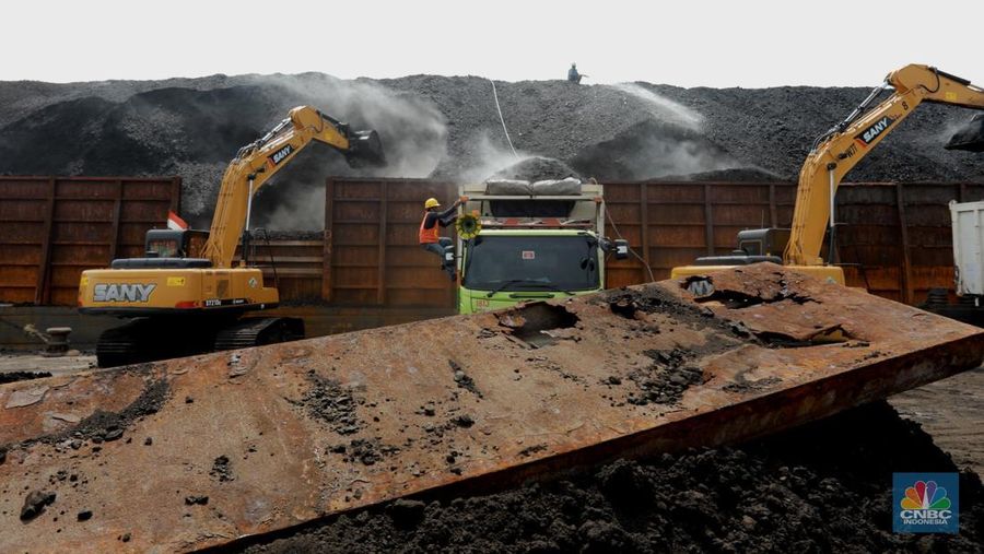 Aktivitas bongkar muat batubara di Terminal  Tanjung Priok TO 1, Jakarta Utara, Senin (19/10/2020). Dalam satu kali bongkar muat ada 7300 ton  yang di angkut dari kapal tongkang yang berasal dari Sungai Puting, Banjarmasin, Kalimantan. (CNBC Indonesia/Tri Susilo)  

Aktivitas dalam negeri di Pelabuhan Tanjung Priok terus berjalan meskipun pemerintan telah mengeluarkan aturan Pembatasan Sosial Bersekala Besar (PSBB) transisi secara ketat di DKI Jakarta untuk mempercepat penanganan wabah virus Covid-19. 

Pantauan CNBC Indonesia ada sekitar 55 truk yang hilir mudik mengangkut batubara ini dari kapal tongkang. 

Batubara yang diangkut truk akan dikirim ke berbagai daerah terutama ke Gunung Putri, Bogor. 

Ada 20 pekerja yang melakukan bongkar muat dan pengerjaannya selama 35 jam untuk memindahkan batubara ke truk. (CNBC Indonesia/ Tri Susilo)
