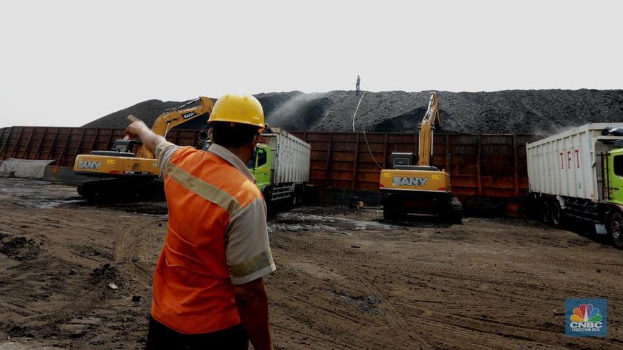Aktivitas bongkar muat batubara di Terminal  Tanjung Priok TO 1, Jakarta Utara, Senin (19/10/2020). Dalam satu kali bongkar muat ada 7300 ton  yang di angkut dari kapal tongkang yang berasal dari Sungai Puting, Banjarmasin, Kalimantan. (CNBC Indonesia/Tri Susilo)  

Aktivitas dalam negeri di Pelabuhan Tanjung Priok terus berjalan meskipun pemerintan telah mengeluarkan aturan Pembatasan Sosial Bersekala Besar (PSBB) transisi secara ketat di DKI Jakarta untuk mempercepat penanganan wabah virus Covid-19. 

Pantauan CNBC Indonesia ada sekitar 55 truk yang hilir mudik mengangkut batubara ini dari kapal tongkang. 

Batubara yang diangkut truk akan dikirim ke berbagai daerah terutama ke Gunung Putri, Bogor. 

Ada 20 pekerja yang melakukan bongkar muat dan pengerjaannya selama 35 jam untuk memindahkan batubara ke truk. (CNBC Indonesia/ Tri Susilo)