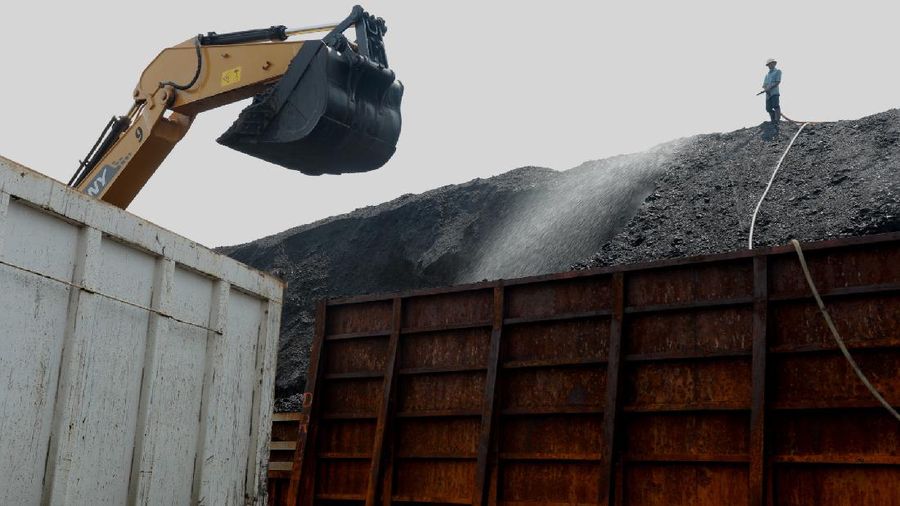 Aktivitas bongkar muat batubara di Terminal  Tanjung Priok TO 1, Jakarta Utara, Senin (19/10/2020). Dalam satu kali bongkar muat ada 7300 ton  yang di angkut dari kapal tongkang yang berasal dari Sungai Puting, Banjarmasin, Kalimantan. (CNBC Indonesia/Tri Susilo)  

Aktivitas dalam negeri di Pelabuhan Tanjung Priok terus berjalan meskipun pemerintan telah mengeluarkan aturan Pembatasan Sosial Bersekala Besar (PSBB) transisi secara ketat di DKI Jakarta untuk mempercepat penanganan wabah virus Covid-19. 

Pantauan CNBC Indonesia ada sekitar 55 truk yang hilir mudik mengangkut batubara ini dari kapal tongkang. 

Batubara yang diangkut truk akan dikirim ke berbagai daerah terutama ke Gunung Putri, Bogor. 

Ada 20 pekerja yang melakukan bongkar muat dan pengerjaannya selama 35 jam untuk memindahkan batubara ke truk. (CNBC Indonesia/ Tri Susilo)