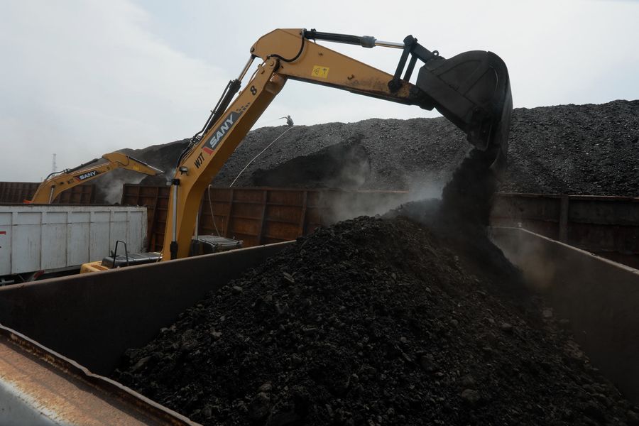 Aktivitas bongkar muat batubara di Terminal  Tanjung Priok TO 1, Jakarta Utara, Senin (19/10/2020). Dalam satu kali bongkar muat ada 7300 ton  yang di angkut dari kapal tongkang yang berasal dari Sungai Puting, Banjarmasin, Kalimantan. (CNBC Indonesia/Tri Susilo)  

Aktivitas dalam negeri di Pelabuhan Tanjung Priok terus berjalan meskipun pemerintan telah mengeluarkan aturan Pembatasan Sosial Bersekala Besar (PSBB) transisi secara ketat di DKI Jakarta untuk mempercepat penanganan wabah virus Covid-19. 

Pantauan CNBC Indonesia ada sekitar 55 truk yang hilir mudik mengangkut batubara ini dari kapal tongkang. 

Batubara yang diangkut truk akan dikirim ke berbagai daerah terutama ke Gunung Putri, Bogor. 

Ada 20 pekerja yang melakukan bongkar muat dan pengerjaannya selama 35 jam untuk memindahkan batubara ke truk. (CNBC Indonesia/ Tri Susilo)