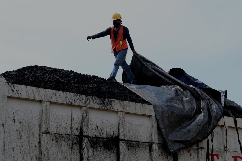 Bongkar Muat Batu Bara Pekerja melakukan bongkar muat batubara di Terminal Tanjung Priok, Jakarta, Kamis (6/1/2022). Pemerintah memutuskan untuk menyetop ekspor batu bara pada 1–31 Januari 2022 guna menjamin terpenuhinya pasokan komoditas tersebut untuk pembangkit listrik tenaga uap (PLTU) milik PLN dan independent power producer (IPP) dalam negeri. Kurangnya pasokan batubara dalam negeri ini akan berdampak kepada lebih dari 10 juta pelanggan PLN, mulai dari masyarakat umum hingga industri, di wilayah Jawa, Madura, Bali (Jamali) dan non-Jamali. (CNBC Indonesia/ Tri Susilo)