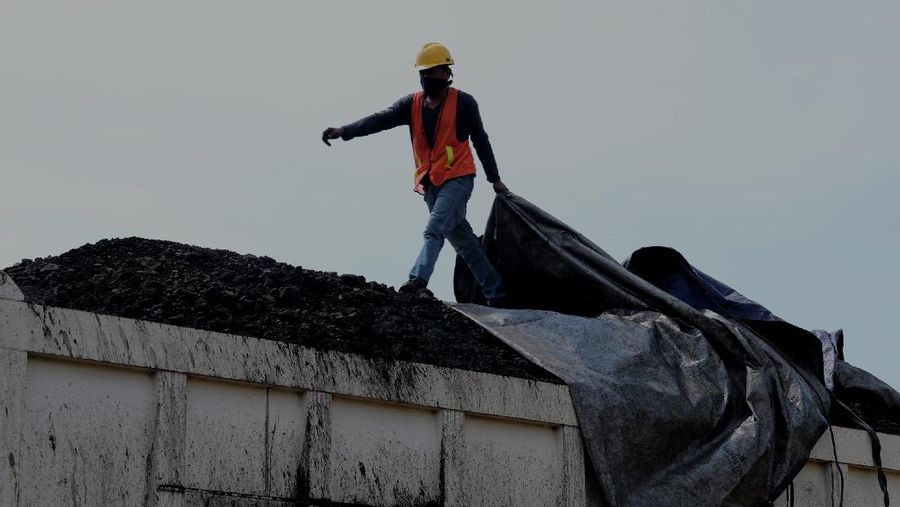 Aktivitas bongkar muat batubara di Terminal  Tanjung Priok TO 1, Jakarta Utara, Senin (19/10/2020). Dalam satu kali bongkar muat ada 7300 ton  yang di angkut dari kapal tongkang yang berasal dari Sungai Puting, Banjarmasin, Kalimantan. (CNBC Indonesia/Tri Susilo)  

Aktivitas dalam negeri di Pelabuhan Tanjung Priok terus berjalan meskipun pemerintan telah mengeluarkan aturan Pembatasan Sosial Bersekala Besar (PSBB) transisi secara ketat di DKI Jakarta untuk mempercepat penanganan wabah virus Covid-19. 

Pantauan CNBC Indonesia ada sekitar 55 truk yang hilir mudik mengangkut batubara ini dari kapal tongkang. 

Batubara yang diangkut truk akan dikirim ke berbagai daerah terutama ke Gunung Putri, Bogor. 

Ada 20 pekerja yang melakukan bongkar muat dan pengerjaannya selama 35 jam untuk memindahkan batubara ke truk. (CNBC Indonesia/ Tri Susilo)