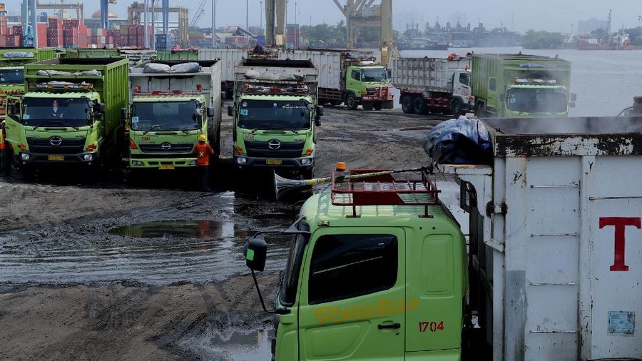 Aktivitas bongkar muat batubara di Terminal  Tanjung Priok TO 1, Jakarta Utara, Senin (19/10/2020). Dalam satu kali bongkar muat ada 7300 ton  yang di angkut dari kapal tongkang yang berasal dari Sungai Puting, Banjarmasin, Kalimantan. (CNBC Indonesia/Tri Susilo)  

Aktivitas dalam negeri di Pelabuhan Tanjung Priok terus berjalan meskipun pemerintan telah mengeluarkan aturan Pembatasan Sosial Bersekala Besar (PSBB) transisi secara ketat di DKI Jakarta untuk mempercepat penanganan wabah virus Covid-19. 

Pantauan CNBC Indonesia ada sekitar 55 truk yang hilir mudik mengangkut batubara ini dari kapal tongkang. 

Batubara yang diangkut truk akan dikirim ke berbagai daerah terutama ke Gunung Putri, Bogor. 

Ada 20 pekerja yang melakukan bongkar muat dan pengerjaannya selama 35 jam untuk memindahkan batubara ke truk. (CNBC Indonesia/ Tri Susilo)
