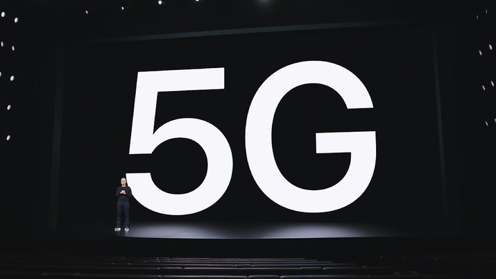 Jaringan 5G This image provided by Apple shows Apple CEO Tim Cook making a presentation on 5G and the new iPhone 12, which was unveiled Tuesday, Oct. 13, 2020. A much-hyped network upgrade called “5G” means different things to different people. To industry proponents, it’s the next huge innovation in wireless internet. To the U.S. government, it’s the backbone technology of a future that America will wrestle with China to control. To many average people, it’s simply a mystery. (Apple via AP)