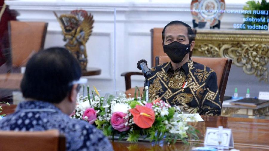Presiden Joko Widodo dalam Rapat Terbatas Antisipasi Penyebaran Covid-19 Saat Libur Panjang Akhir Oktober Tahun 2020. (Biro Pers Sekretariat Presiden/Kris)