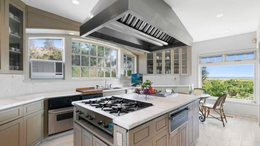 Rumah pantai di Hamptons (Photo credit: Rise Media (provided by The Corcoran Group))