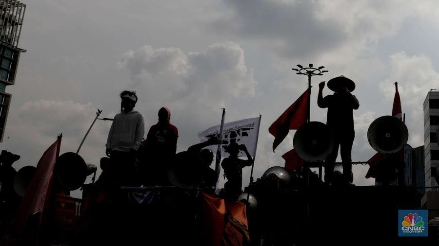 Aksi unjuk rasa dari serikat pekerja Kasbi dan gabungan Mahasiswa di kawasan patung tugu tani, Jakarta, Selasa (20/10). Sejumlah buruh dan mahasiswa kompak menentang RUU Cipta Kerja Omnibus Law.. Ketua Konfederasi Aliansi Serikat Buruh Indonesia (KASBI) Nining Elitos mengatakan demonstrasi digelar berbarengan dengan momen satu tahun Presiden Joko Widodo (Jokowi) dan Wakil Presiden KH Ma'ruf Amin. Merespons aksi massa, Kapolres Jakarta Pusat Kombes Heru Novianto mengatakan, pihaknya telah menerima laporan intelijen terkait rencana aksi massa. Mereka yang berunjuk rasa berasal dari mahasiswa hingga buruh.  (CNBC Indonesia/ Muhammad Sabki)