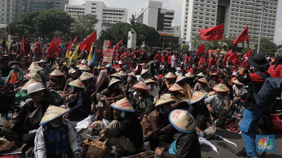 Aksi unjuk rasa dari serikat pekerja Kasbi dan gabungan Mahasiswa di kawasan patung tugu tani, Jakarta, Selasa (20/10). Sejumlah buruh dan mahasiswa kompak menentang RUU Cipta Kerja Omnibus Law.. Ketua Konfederasi Aliansi Serikat Buruh Indonesia (KASBI) Nining Elitos mengatakan demonstrasi digelar berbarengan dengan momen satu tahun Presiden Joko Widodo (Jokowi) dan Wakil Presiden KH Ma'ruf Amin. Merespons aksi massa, Kapolres Jakarta Pusat Kombes Heru Novianto mengatakan, pihaknya telah menerima laporan intelijen terkait rencana aksi massa. Mereka yang berunjuk rasa berasal dari mahasiswa hingga buruh.  (CNBC Indonesia/ Muhammad Sabki)
