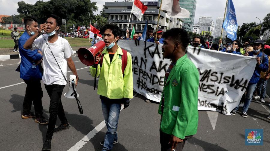 Aksi unjuk rasa dari serikat pekerja Kasbi dan gabungan Mahasiswa di kawasan patung tugu tani, Jakarta, Selasa (20/10). Sejumlah buruh dan mahasiswa kompak menentang RUU Cipta Kerja Omnibus Law.. Ketua Konfederasi Aliansi Serikat Buruh Indonesia (KASBI) Nining Elitos mengatakan demonstrasi digelar berbarengan dengan momen satu tahun Presiden Joko Widodo (Jokowi) dan Wakil Presiden KH Ma'ruf Amin. Merespons aksi massa, Kapolres Jakarta Pusat Kombes Heru Novianto mengatakan, pihaknya telah menerima laporan intelijen terkait rencana aksi massa. Mereka yang berunjuk rasa berasal dari mahasiswa hingga buruh.  (CNBC Indonesia/ Muhammad Sabki)