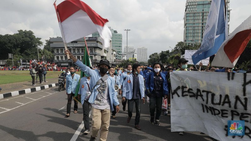 Aksi unjuk rasa dari serikat pekerja Kasbi dan gabungan Mahasiswa di kawasan patung tugu tani, Jakarta, Selasa (20/10). Sejumlah buruh dan mahasiswa kompak menentang RUU Cipta Kerja Omnibus Law.. Ketua Konfederasi Aliansi Serikat Buruh Indonesia (KASBI) Nining Elitos mengatakan demonstrasi digelar berbarengan dengan momen satu tahun Presiden Joko Widodo (Jokowi) dan Wakil Presiden KH Ma'ruf Amin. Merespons aksi massa, Kapolres Jakarta Pusat Kombes Heru Novianto mengatakan, pihaknya telah menerima laporan intelijen terkait rencana aksi massa. Mereka yang berunjuk rasa berasal dari mahasiswa hingga buruh.  (CNBC Indonesia/ Muhammad Sabki)