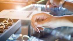 Cincin Tunangan di Jari Mana? Apa Bedanya dengan Cincin Kawin?