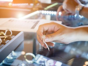 Cincin Tunangan di Jari Mana? Apa Bedanya dengan Cincin Kawin?