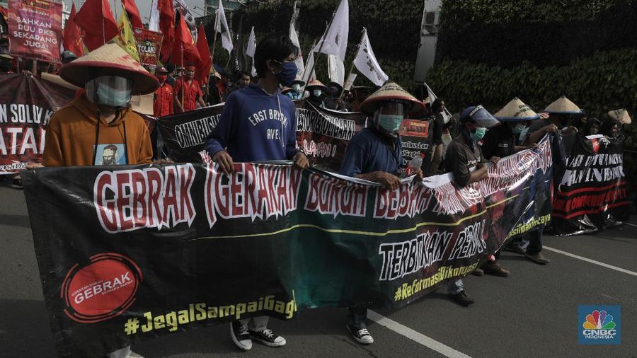 Aksi unjuk rasa dari serikat pekerja Kasbi dan gabungan Mahasiswa di kawasan patung tugu tani, Jakarta, Selasa (20/10). Sejumlah buruh dan mahasiswa kompak menentang RUU Cipta Kerja Omnibus Law.. Ketua Konfederasi Aliansi Serikat Buruh Indonesia (KASBI) Nining Elitos mengatakan demonstrasi digelar berbarengan dengan momen satu tahun Presiden Joko Widodo (Jokowi) dan Wakil Presiden KH Ma'ruf Amin. Merespons aksi massa, Kapolres Jakarta Pusat Kombes Heru Novianto mengatakan, pihaknya telah menerima laporan intelijen terkait rencana aksi massa. Mereka yang berunjuk rasa berasal dari mahasiswa hingga buruh.  (CNBC Indonesia/ Muhammad Sabki)