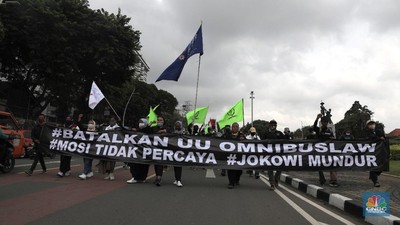 Demo tolak Omnibus Law Cipta Kerja, Selasa (20/10/2020). Aksi unjuk rasa dari serikat pekerja Kasbi dan gabungan Mahasiswa di kawasan patung tugu tani, Jakarta, Selasa (20/10). Sejumlah buruh dan mahasiswa kompak menentang RUU Cipta Kerja Omnibus Law.. Ketua Konfederasi Aliansi Serikat Buruh Indonesia (KASBI) Nining Elitos mengatakan demonstrasi digelar berbarengan dengan momen satu tahun Presiden Joko Widodo (Jokowi) dan Wakil Presiden KH Ma'ruf Amin. Merespons aksi massa, Kapolres Jakarta Pusat Kombes Heru Novianto mengatakan, pihaknya telah menerima laporan intelijen terkait rencana aksi massa. Mereka yang berunjuk rasa berasal dari mahasiswa hingga buruh. (CNBC Indonesia/ Muhammad Sabki)