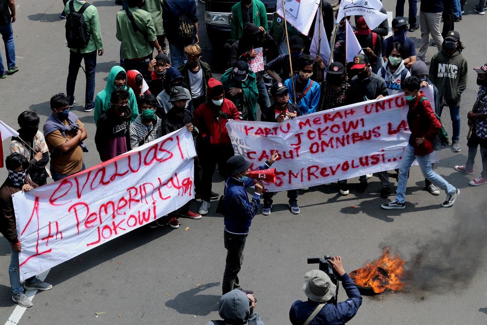 Penampakan Mahasiswa Bakar Ban di Kawasan Patung Kuda Jakpus - Foto 2