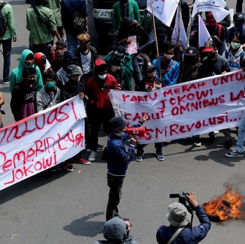 Penampakan Mahasiswa Bakar Ban di Kawasan Patung Kuda Jakpus