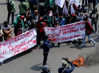 Penampakan Mahasiswa Bakar Ban di Kawasan Patung Kuda Jakpus