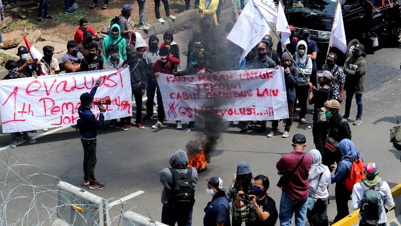 Massa aksi unjuk rasa yang menamakan diri Gerakan Soekarno Muda masuk ke barisan massa dan membakar ban di depan barikade sekitar patung kuda. (վ/Tri Susilo)