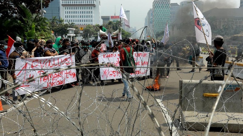 Massa aksi unjuk rasa yang menamakan diri Gerakan Soekarno Muda masuk ke barisan massa dan membakar ban di depan barikade sekitar patung kuda. (վ/Tri Susilo)