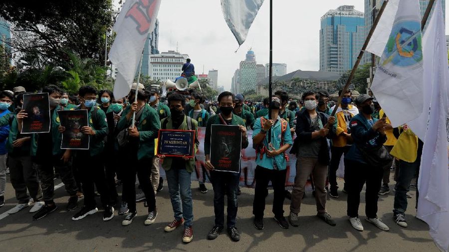 Massa aksi unjuk rasa yang menamakan diri Gerakan Soekarno Muda masuk ke barisan massa dan membakar ban di depan barikade sekitar patung kuda. (վ/Tri Susilo)