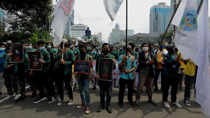 Massa aksi unjuk rasa yang menamakan diri Gerakan Soekarno Muda masuk ke barisan massa dan membakar ban di depan barikade sekitar patung kuda. (վ/Tri Susilo)