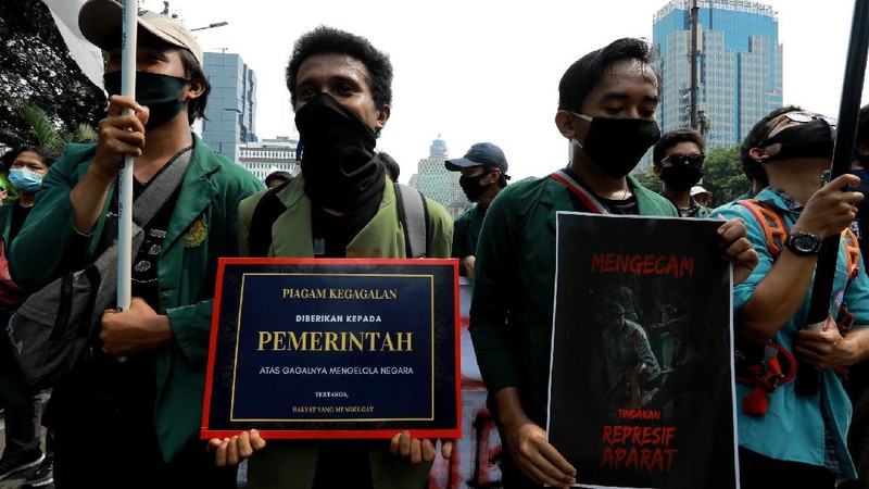 Massa aksi unjuk rasa yang menamakan diri Gerakan Soekarno Muda masuk ke barisan massa dan membakar ban di depan barikade sekitar patung kuda. (վ/Tri Susilo)