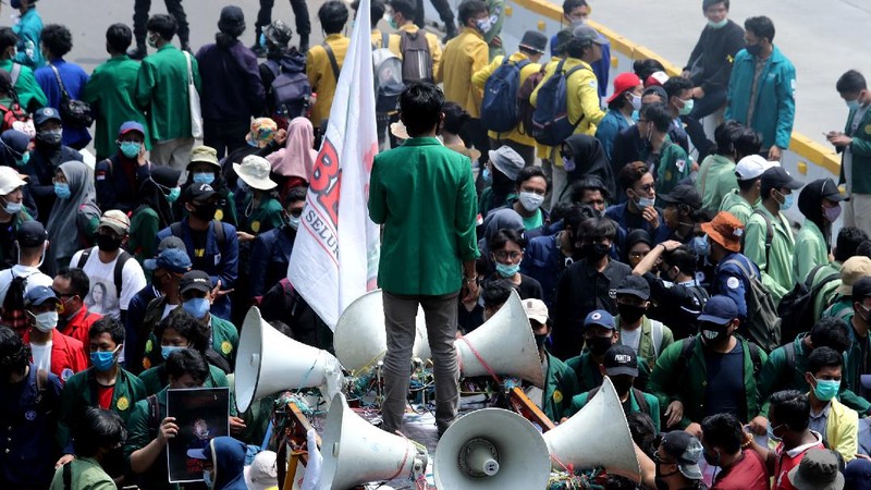 Massa aksi unjuk rasa yang menamakan diri Gerakan Soekarno Muda masuk ke barisan massa dan membakar ban di depan barikade sekitar patung kuda. (վ/Tri Susilo)